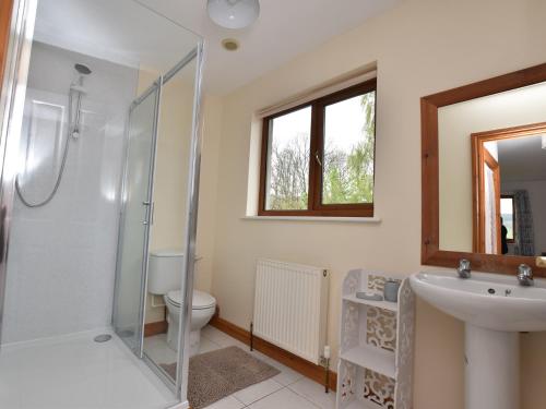 Bathroom sa 3 Bed in Brecon 83076