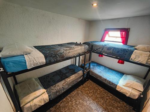 Hostal Bodegon emeletes ágyai egy szobában