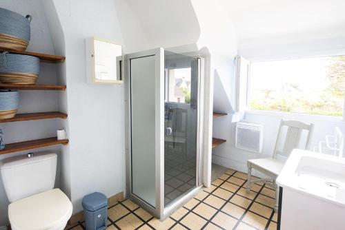 uma casa de banho com um chuveiro e um WC. em Villa Quiné Plage em Quinéville