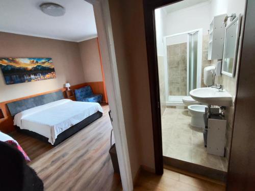 1 dormitorio con 1 cama y baño con lavamanos en B&B Bella Garbatella, en Roma