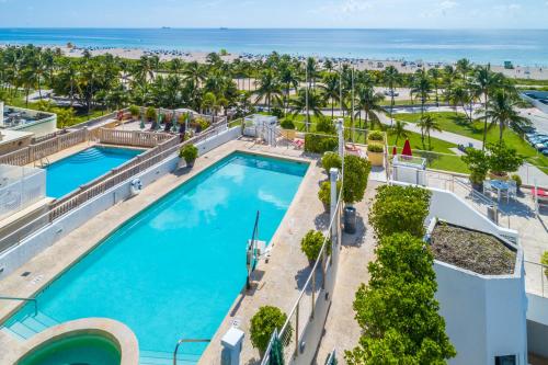 マイアミビーチにあるベントレー ホテル サウスビーチのビーチを背景にプールのオーバーヘッドビュー