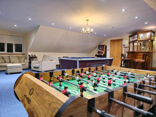 uma sala de estar com uma mesa de bilhar e uma bola de pingue-pongue em Gleann Fia House em Arrochar