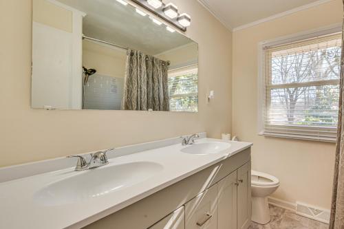 uma casa de banho com um lavatório, um espelho e um WC. em Spacious Lexington Abode with Pool Table and Fireplace em Lexington