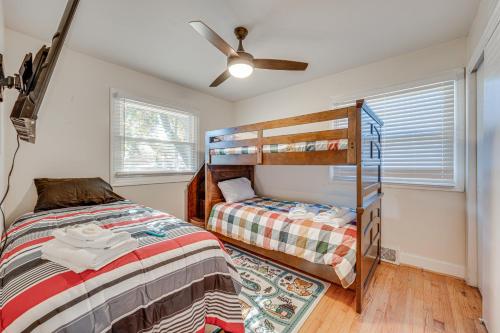 Cama o camas de una habitación en Spacious Lexington Abode with Pool Table and Fireplace