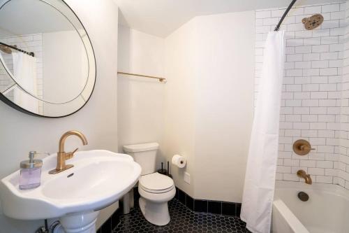 丹佛的住宿－The Western Allure，一间带水槽、卫生间和镜子的浴室