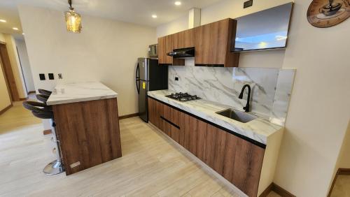 una cocina con fregadero y encimera en La Terraza departamentos 202, en Cuenca