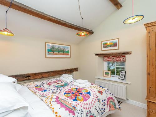 Un pat sau paturi într-o cameră la Sulphur Wells Barn