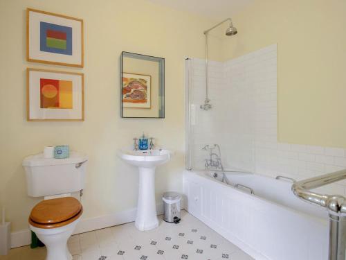 a bathroom with a sink and a toilet and a bath tub at Ivy Cottage - Uk42246 in Broughton