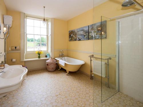 y baño con bañera, lavamanos y ducha. en Bell Flat - Uk42250 en Broughton