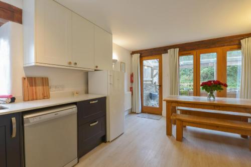 Kuchyň nebo kuchyňský kout v ubytování Fixit Cottage
