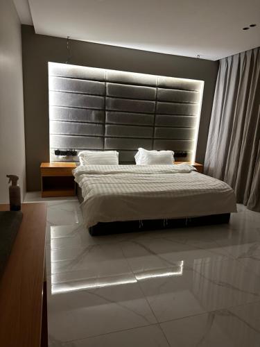 a bedroom with a large bed with a large headboard at شقة دخول ذاتي in Taif