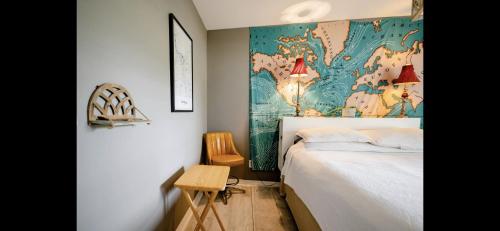 ガルフ・ショアーズにあるFamily Friendly Home in walking district, 5 minutes from beachのベッドルーム1室(ベッド1台付)が備わります。壁には大きな絵画が飾られています。