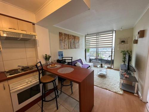 uma cozinha e sala de estar com uma mesa num quarto em Apartament central y acogedor AIRE ACONDICIONADO Y WIFI em Rancagua