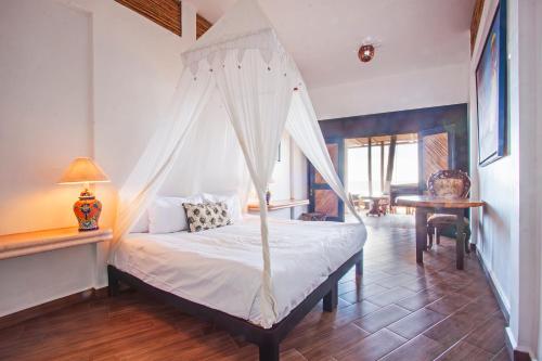 聖奧古斯提尼奧的住宿－Posada Buda-Tortuga，一间卧室配有一张带蚊帐的床