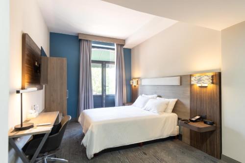 Un pat sau paturi într-o cameră la Holiday Inn Express Morelia Centro Historico