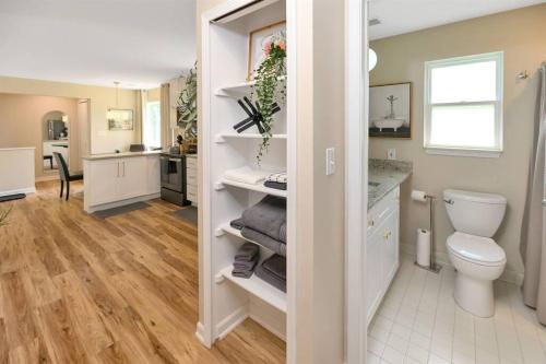 ein Bad mit einem WC und einem Waschbecken in der Unterkunft Cozy 1-Bedroom Apartment in Quiet Neighborhood in Roseville