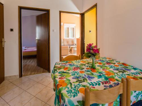 een kamer met een tafel met bloemen erop bij Apartment GORANKA in Crikvenica