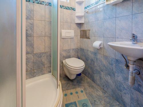 een badkamer met een toilet, een wastafel en een douche bij Apartment GORANKA in Crikvenica