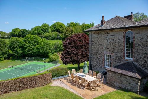 Instalaciones para jugar al tenis o al squash en Gitcombe House o alrededores