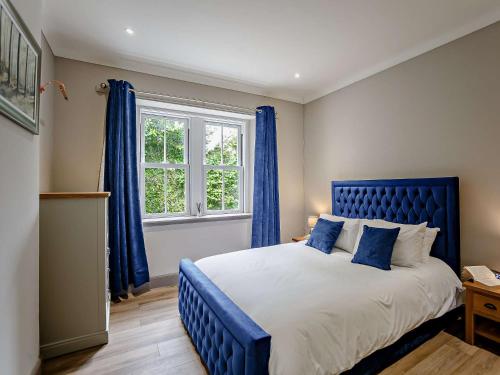 ein Schlafzimmer mit einem blauen Bett und einem Fenster in der Unterkunft 1 Bed in Duns 83140 in Duns