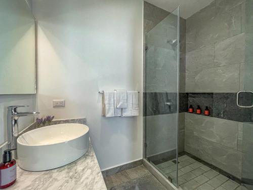 ein Badezimmer mit Waschbecken und Dusche in der Unterkunft Villa Bliss by Lumina in Cabo San Lucas