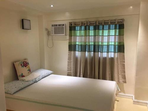 Ein Bett oder Betten in einem Zimmer der Unterkunft RJ Travellers Inn
