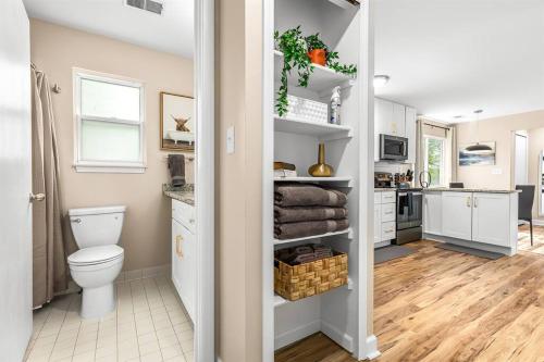 ein Bad mit WC und eine Küche in der Unterkunft New! Spacious 1BR King Suite - Great Location in Roseville