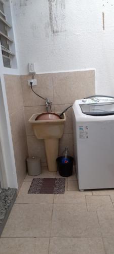 a small bathroom with a toilet and a sink at Casa inteira com 2 dormitórios in Curitiba