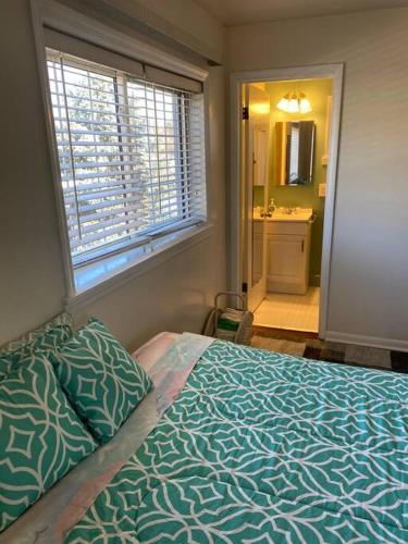 Ένα ή περισσότερα κρεβάτια σε δωμάτιο στο Lovely home away from home 4BR 3ba