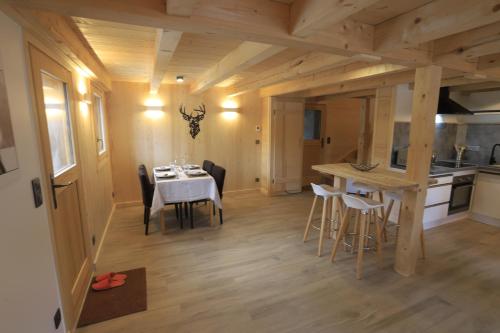 una cucina e una sala da pranzo con tavolo e sedie di Chalet du Bonheur a Saint-Gervais-les-Bains