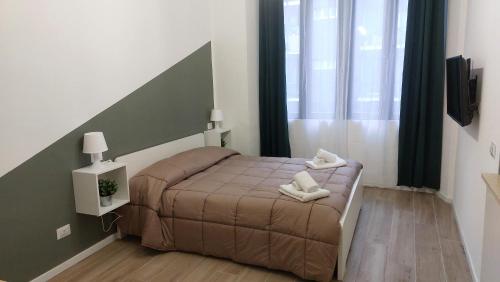 een kleine slaapkamer met een bed en een raam bij 15 minuti di metro dal Duomo " TheRussianFlower" in Milaan