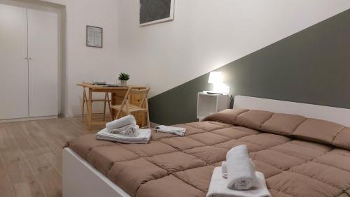 ein Schlafzimmer mit einem Bett mit Handtüchern darauf in der Unterkunft 15 minuti di metro dal Duomo " TheRussianFlower" in Mailand