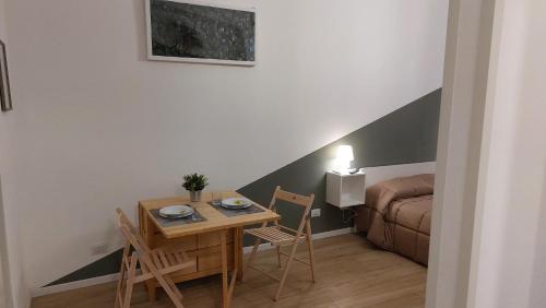 a room with a table and chairs and a bed at 15 minuti di metro dal Duomo " TheRussianFlower" in Milan