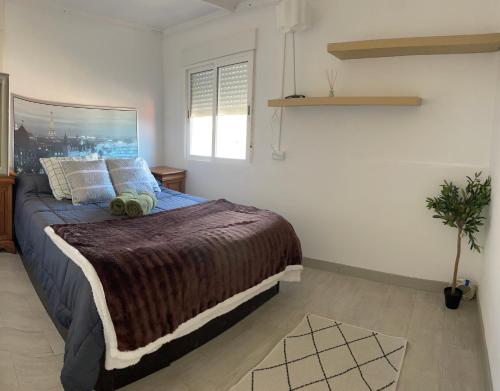 1 dormitorio con 1 cama grande en una habitación en Penthouse Maines View en Pájara