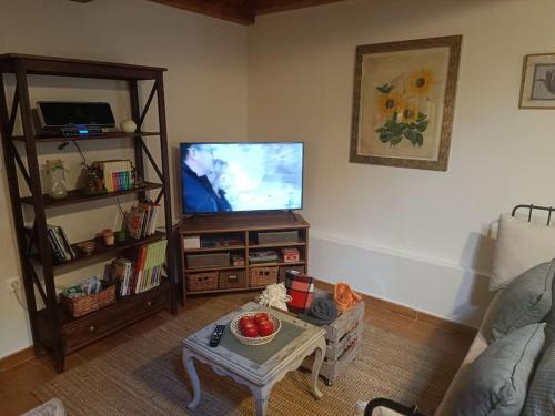 een woonkamer met een televisie en een salontafel bij Casa Coba 