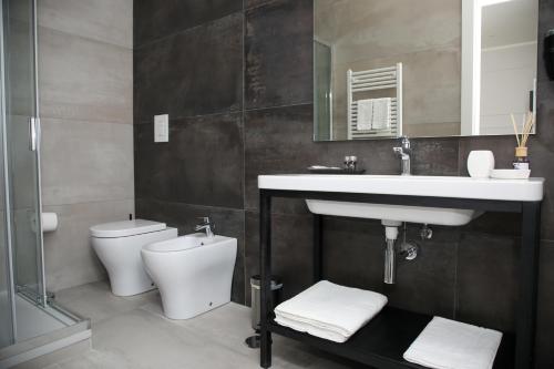 uma casa de banho com um lavatório e um WC em Principessa Isabella Luxury Rooms em Salerno