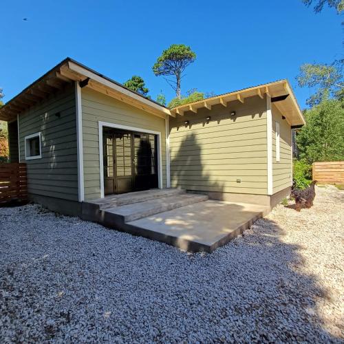 a small building with a porch on the side of it at Ruca Reuemn in Mar del Plata