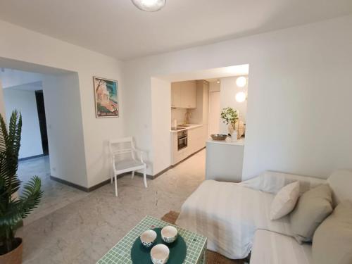 un salon avec un canapé et une table dans l'établissement Capt'ain Palladio appt 3 ch villa Belle époque Front de mer emplacement rare, à Saint-Raphaël