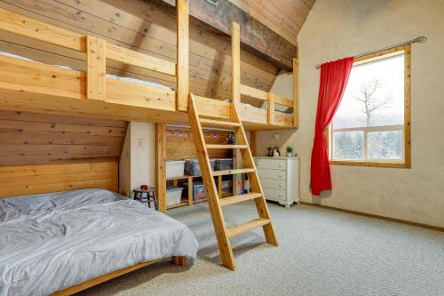 um quarto com um beliche e uma escada em Snoqualmie Pass Cabin with Deck Walk to Ski Lift em Snoqualmie Pass