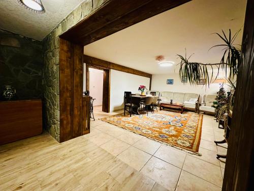 een woonkamer met een bank en een tafel bij Iepurasul Sinaia in Sinaia