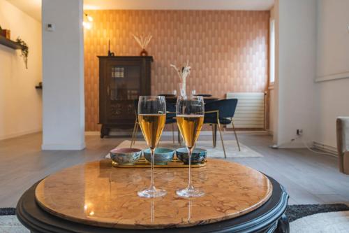 - deux verres de vin assis sur une table dans l'établissement Cathédrale/Centre/Free Parking, à Reims