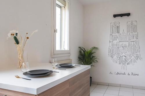 une cuisine avec une table recouverte de plaques noires dans l'établissement Cathédrale/Centre/Free Parking, à Reims