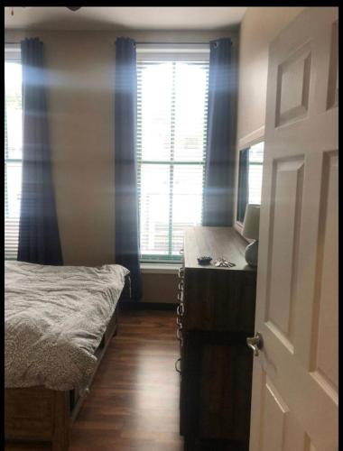 1 dormitorio con 1 cama, vestidor y ventana en Jefferson street Loft, en Burlington