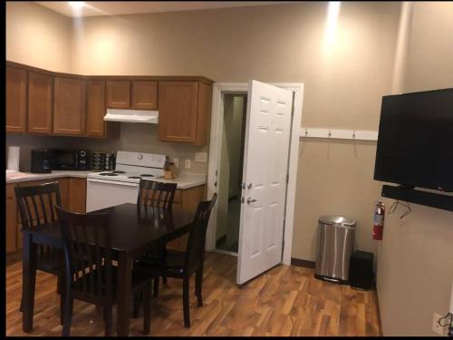 una cucina con tavolo e sedie e una cucina con televisore di Jefferson street Loft a Burlington