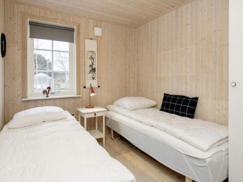 Læsøにある6 person holiday home in Læsø-By Traumのベッド2台と窓のある寝室
