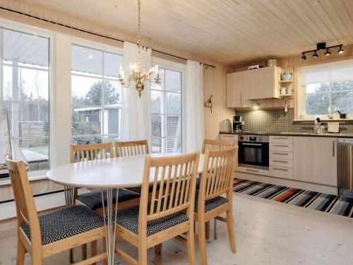 Læsøにある6 person holiday home in Læsø-By Traumのキッチン(ダイニングルームテーブル、椅子付)