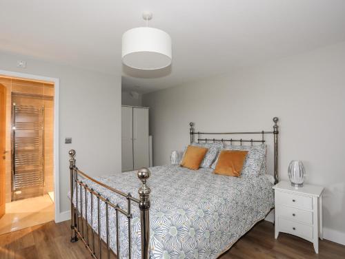 Postel nebo postele na pokoji v ubytování Bryn Llwyd Cottage