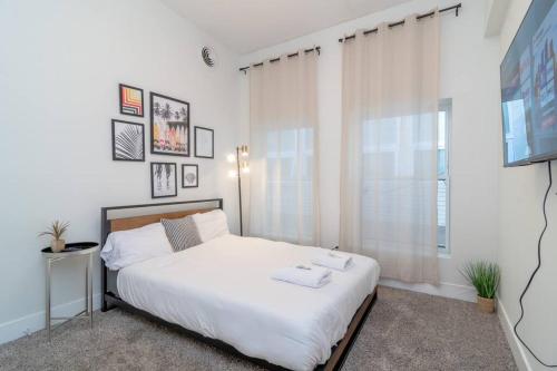 Tempat tidur dalam kamar di McCormick Place 420 friendly 3b/2b with optional Parking for up to 8 guests