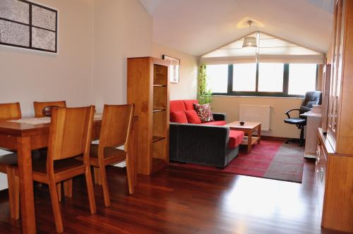 sala de estar con sofá y mesa en Alojamiento Santa Maria III, en Milladoiro