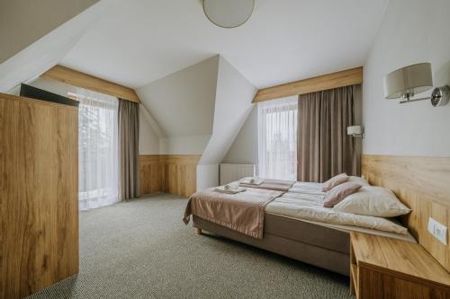 a bedroom with a bed and a large window at Ośrodek Wypoczynkowy Molanda in Biały Dunajec